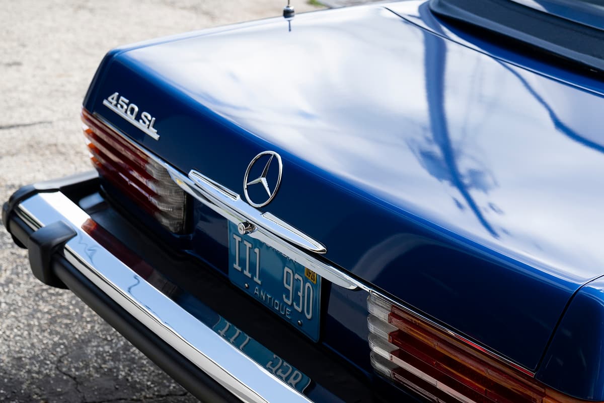 450 SL badge and Florida antique license plate on the trunk lid of the restored blue Mercedes-Benz 450 SL.
